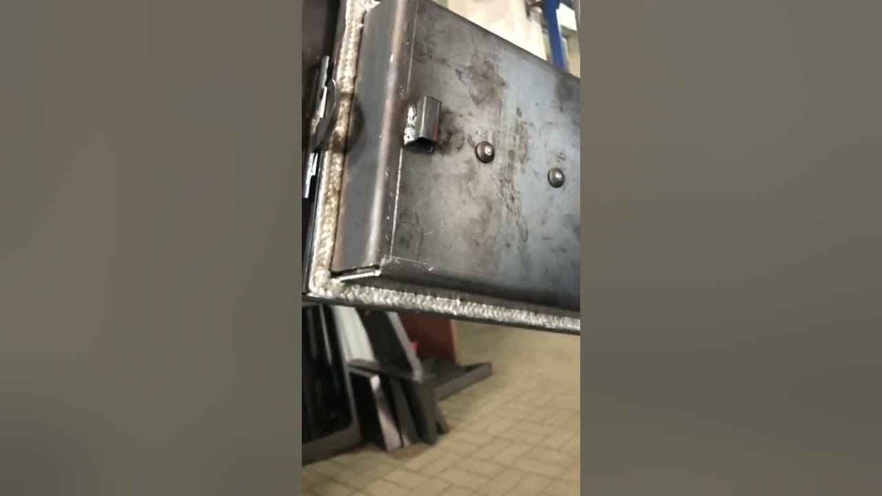 Буржуйка дымит через дверцу. Дымит дверца котла. Тяга в печке. Дымит дверца котла. Котёл buderus-g211.