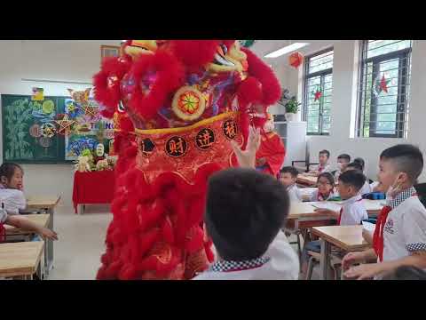 Video Múa lân dịp trung thu tại lớp 4A3 trường tiểu học Ngô... - YouTube