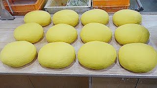 사장님이 반죽해서 만들어주는 비빔국수와 냉칼국수 / Noodles Popular in Korea - Korean street food