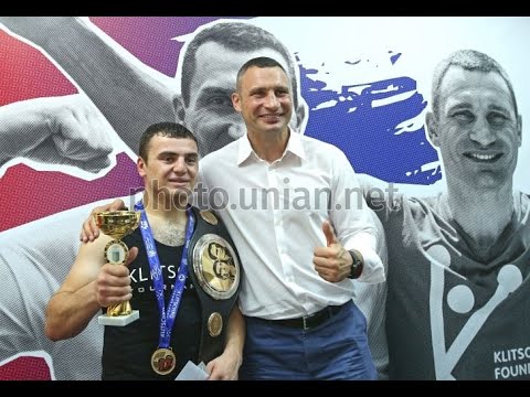 Сам Виталий Кличко наградил тяжа Артёма Ёрданяна ПОЯСОМ ЛУЧШЕГО БОКСЁРА турнира братьев Кличко 2017.