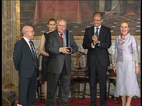 Mijail Gorbachov recibe de manos de Francisco Camps el XVII Premio "Profesor Manuel Broseta" - YouTube