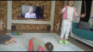 İp Atladığını Zanneden Minik Bebiş