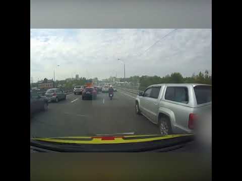 Мотоциклист из Санкт-Петербурга расчистил путь для «скорой»