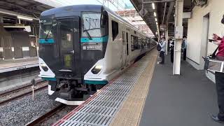 E257系2000＋2500番代(回送) 警笛を鳴らして発車