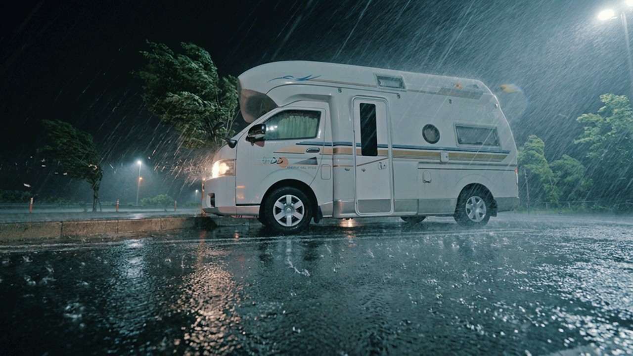 [Heavy Rain Car Camping] Bomb cyclone. Highway. Hiace camper van.