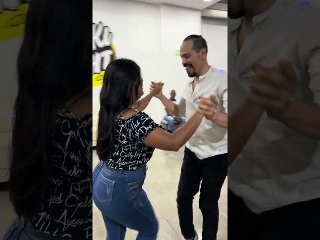 APRENDE A BAILAR SALSA CON SALSA PURA-BAILE SIN FRONTERAS

EN ESTE VIDEO TE VAMOS A EXPLICAR ,COMO BAILAR SALSA.

PRACTI