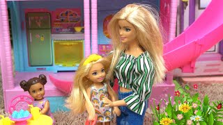 Barbie and Ken at Barbie Dream House with Barbie Sister Chelsea Having Surprise Playhouse Party