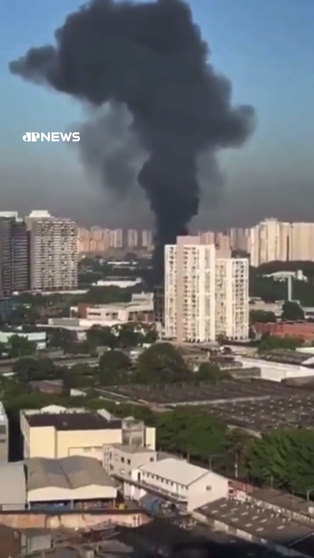 Avião cai em avenida e atinge ônibus na Barra Funda, em São Paulo #shorts