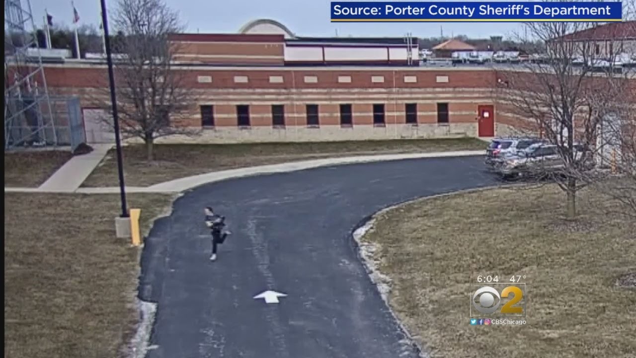 Video: Inmate Escapes Police Custody - YouTube