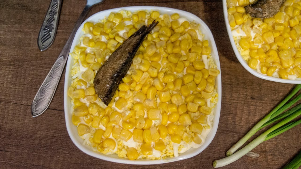 Салаты из шпротов и кукурузы. Салат шпроты кукуруза сухарики. Шпротный салат слоеный. Салат со шпротами и сухариками и кукурузой. Салат шпроты кукуруза сухарики.