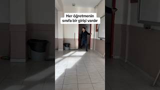 Her Öğretmenin Sınıfa Bir Girişi Vardır