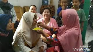 BIKIN TERHARU, Ibu menyuapi 10 anaknya yang sudah dewasa serta cucu-cucunya