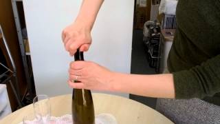 スペインの発泡ワイン、チャコリ専用キャップの調整方法