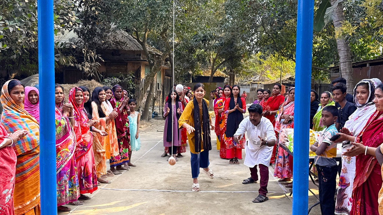 ঝুলন্ত ডিম টোপ মেরে ফাটানোর আজব চ্যালেঞ্জে জয়ের পর এমন উদযাপন, মুহূর্তেই উৎসবে পরিণত হলো পুরো মাঠ !