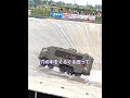 絶対に脱出できない穴に挑んだトラック 😳🚛
