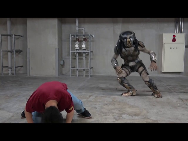 映画『ザ・プレデター』の公開を前にプレデターさんと反復横跳び対