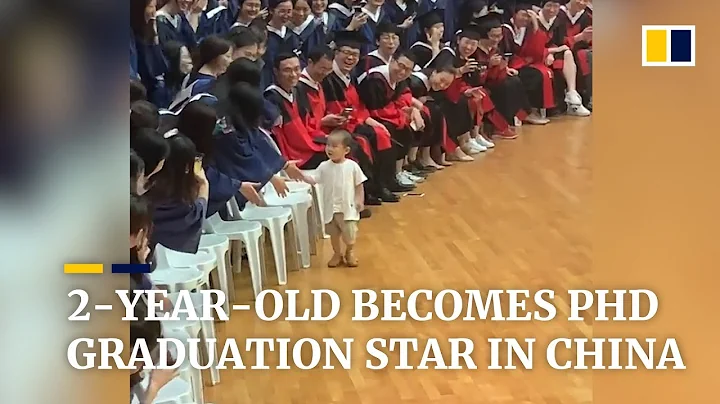 Adorable 2-year-old becomes 'guest of honour' at dad's graduation - DayDayNews