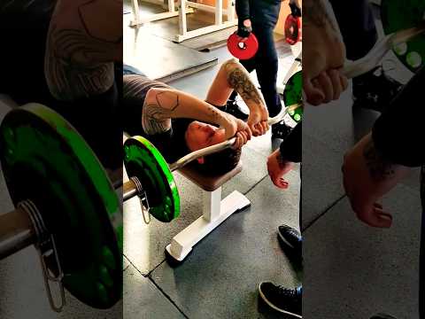 Видео: Тренировки в тренажерном зале для новичков. Ярослав, 21 год. Жим штанги лежа 150 кг первый раз
