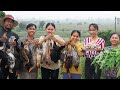 Roasted Chicken Garlic with Papaya Leaves Vegetable Recipe in My Village - Cooking & Donation Foods