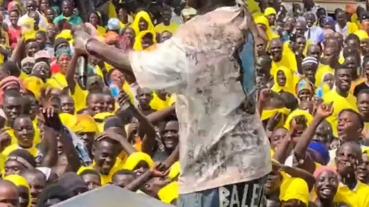 Gravity Omutujju bamukubide obuccupa ku kampeinza NRM