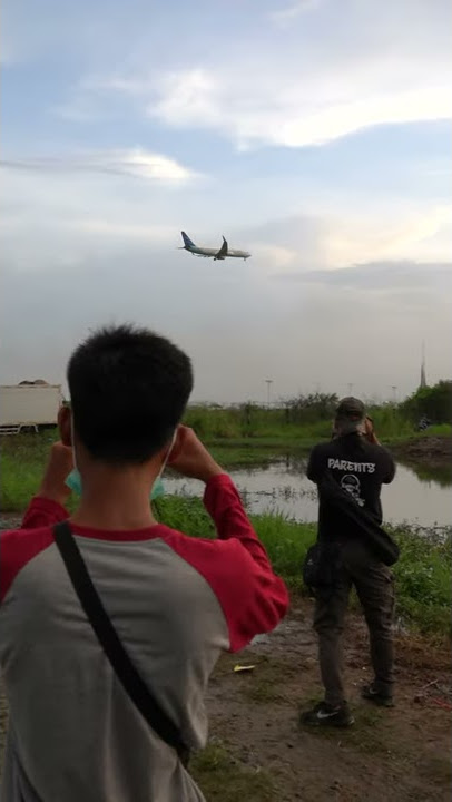 Nonton Pesawat Terbang Mendarat di Bandara Soekarno-Hatta Jakarta #shorts