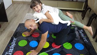 Twister Oyunumuz Son Düşen Kazanır! Funny Kids Video