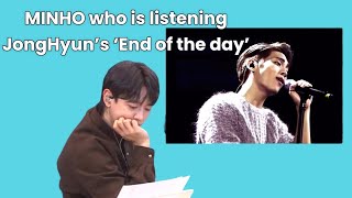 [SHINee] MINHO who is listening JongHyuns’s ‘End of the day.’ Resimi