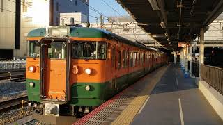 115系電車、湘南色D-27編成、岡山駅を発車。