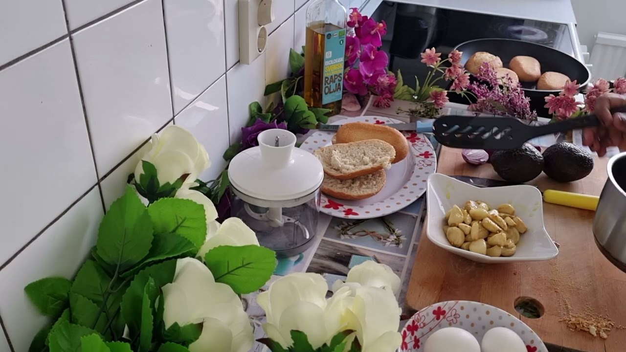 garli Red onion avocado mix together  yummy   breakfast  good taste  👌