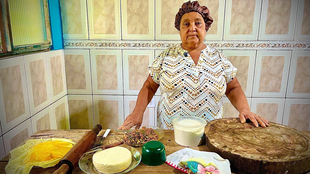 Massa diferente de pastel, temperada com açafrão e enriquecida com cenoura 🥕