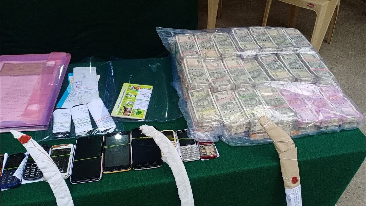 ಸಿದ್ದು ಕನಮಡ್ಡಿ ಕೊಲೆ ಪ್ರಕರಣಕ್ಕೆ ಟ್ಟಿಸ್ಟ್  ಪೋಲಿಸ್ ದಾಳಿಯಲ್ಲಿ 30 ಲಕ್ಷ ಹಣ,ಮಾರಕಾಸ್ತ್ರ,ಪಿಸ್ತೂಲ್ ಜೀವಂತ