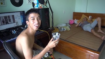 troll thằng em uống nước.... THÌ THỬ UỐNG NƯỚC bồn cầu có vị gì