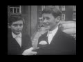 Capture de la vidéo Eton College Schoolboys Interview On The Uniform (1966)