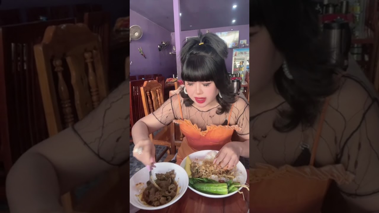 ကြောက်သလိုလုိမ​​ေ ကြာက်သလိုလိုနဲ့လက်ကြီးနဲ့ထမင်းစားနေတဲ့မမဆောင်း