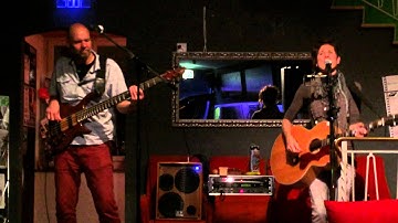 Syléna Vincent, Songwriter, Sängerin, Künstlerin und Dieter Senn mit sehr virtuosem Bass.