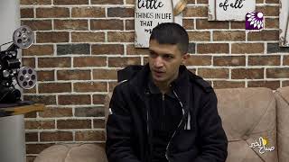 يصور بعدسة عينيه التي تلتقط تفاصيل جميلة قد لا تراها بنفسك