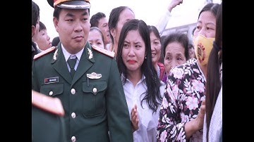 Xúc Động Cảnh Các Bạn Gái Khóc Khi Tiễn Người Yêu Lên Đường Nhập Ngũ