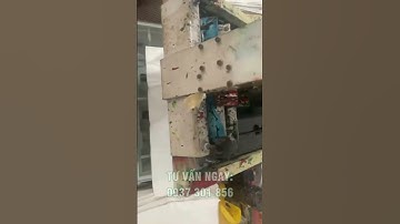 Công đoạn in lụa thủ công lên túi nilon 2 quai trắng sữa