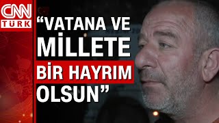 Hafriyat kamyonuyla deprem bölgesine gelen Müslüm Demirel, enkazın kaldırılmasına yardımcı oluyor