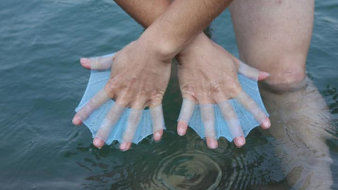 Перепонки между пальцами у мужчин. Перчатки для плавания с перепонками. Силиконовые перепонки для плавания. Перепонки между пальцами ног.
