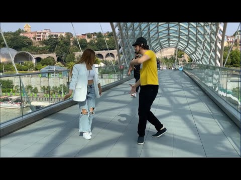 Девушка Танцует Красиво На Мосту Мира Тбилиси Лезгинка 2021 Чеченская Красивая Песня Грузия ALISHKA.