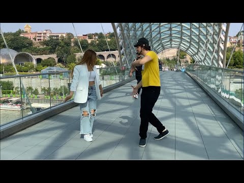 Девушка Танцует Красиво На Мосту Мира Тбилиси Лезгинка 2021 Чеченская Красивая Песня Грузия ALISHKA.