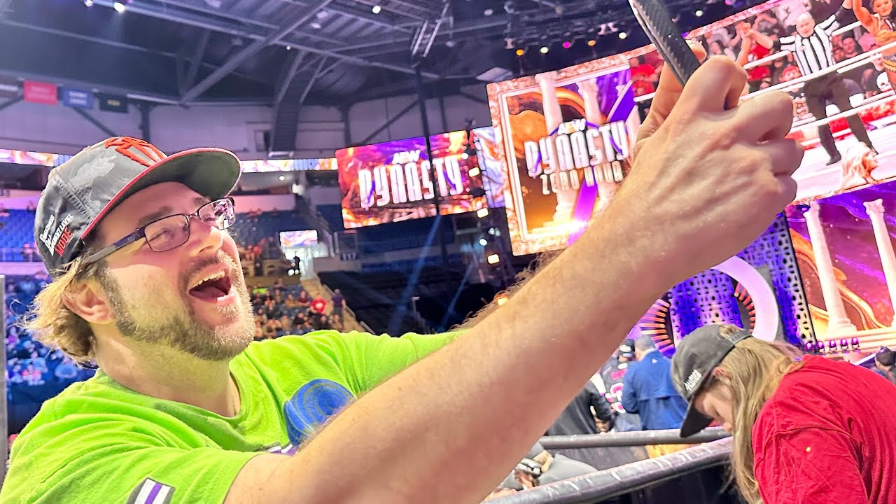 I SNUCK BACKSTAGE TO MEET WRESTLERS!