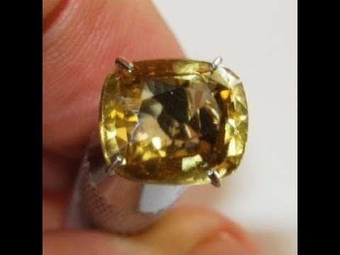 Batu permata Natural Zircon bentuk oval warna kuning denga luster keemasan yang indah, berukuran 7.3. 