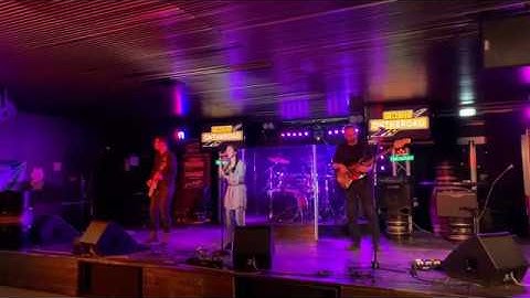 Daphne Glue - No Strings Attached LIVE@Rock on the Road (excerpt)