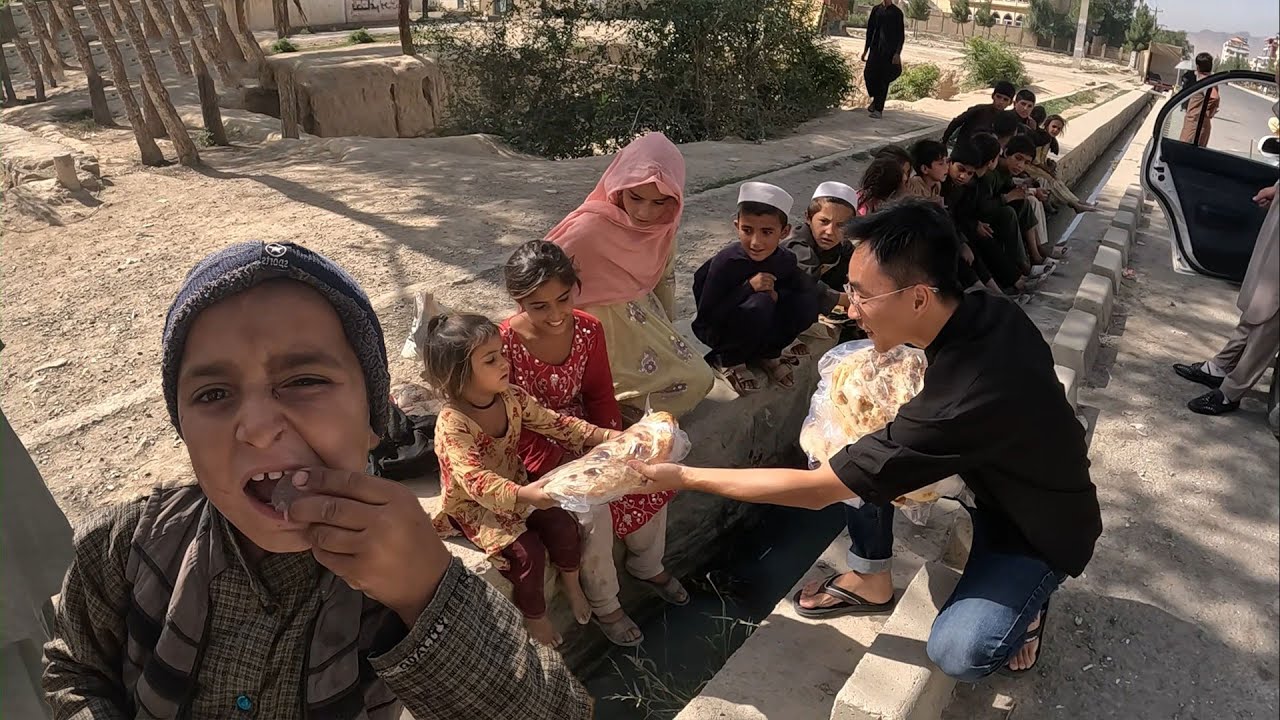阿富汗街头的感动，拾荒小孩喜迎中国叔叔，心情雀跃【NO:889】