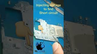 Injecting voltage to find short circuit #microsoldering #mobilerepairing