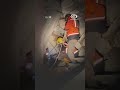 متداول نجاة طواقم الدفاع المدني بعد انهيار مبنى قص فه الاحتـ ـلال في بيت لاهيا شمال غزة 