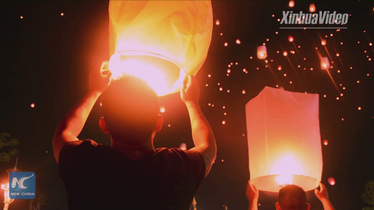 Dai people in SW China fly sky lanterns to celebrate New Year - YouTube