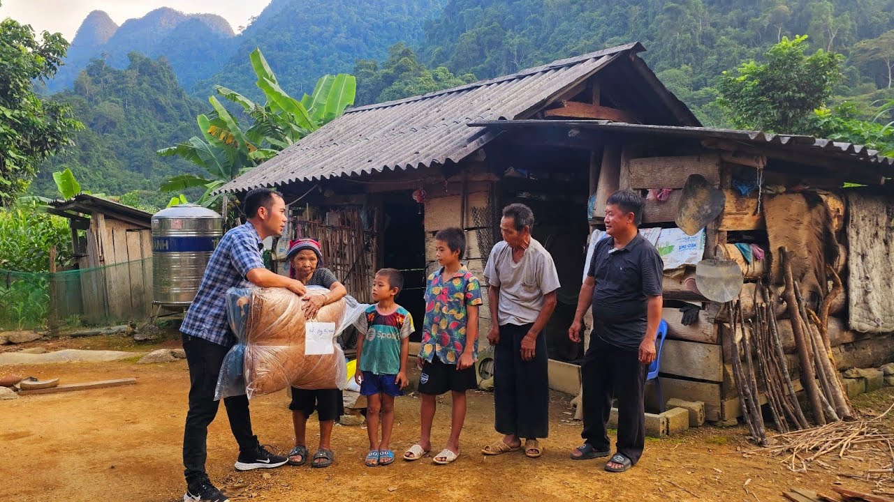 Sự béo Pây Hầu Minh Vivu cháu Phúc Lộc mang chăn anh Việt tặng ông Xuân bố Đồn. Nguyễn Tất Thắng